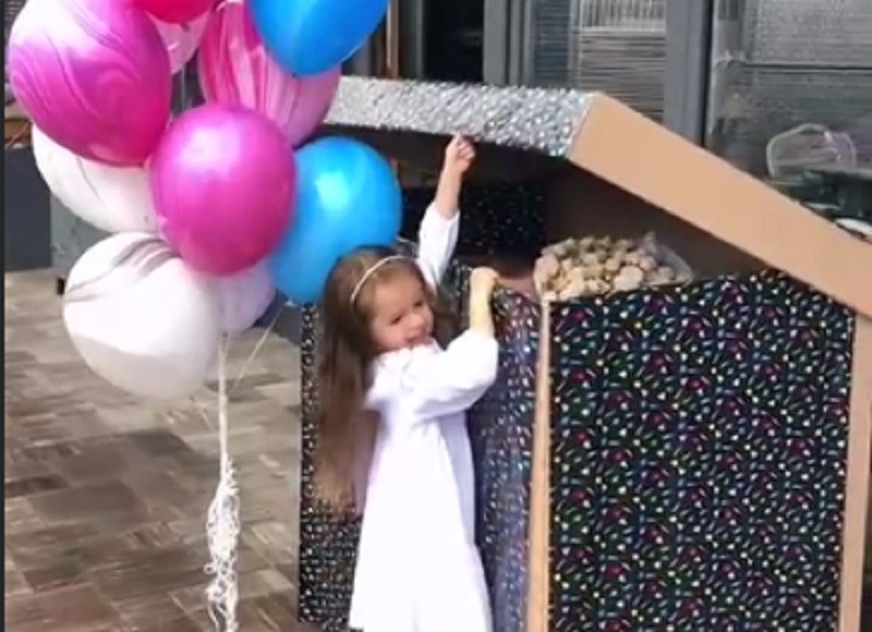 Емоційне відео: дівчинка виявила тата-військового в подарунковій коробці на день народження