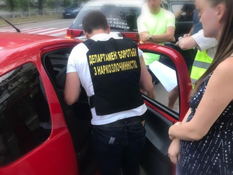 У Києві затримали подружжя, які поштою збували наркотики по всій Україні