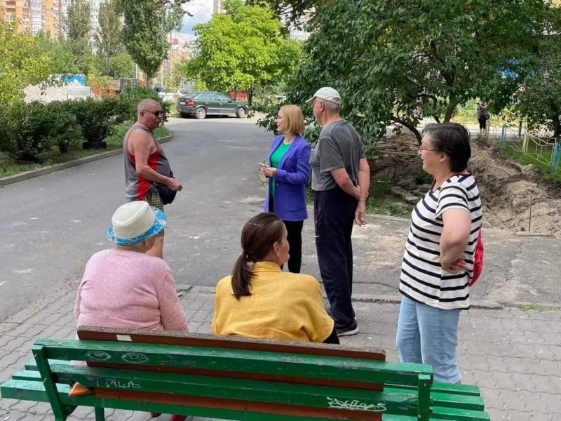 В Оболонському районі ремонтують проїзд та облаштують пішохідну зону