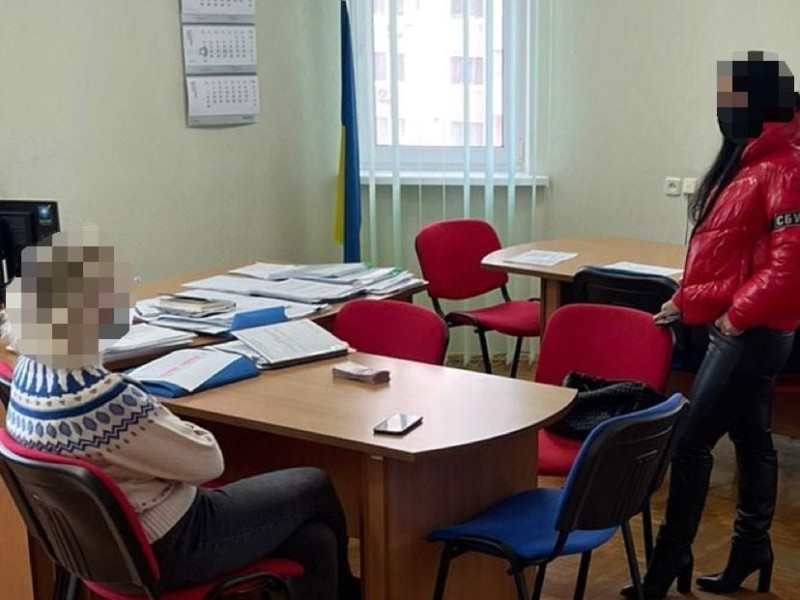 Вимагала “данину” від лікарів та вносила фейкові дані про вакцинацію – судитимуть директорку медцентру в Києві