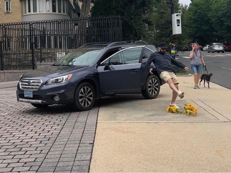 У Вашингтоні співробітник російського посольства потоптав соняшники, які принесли діти