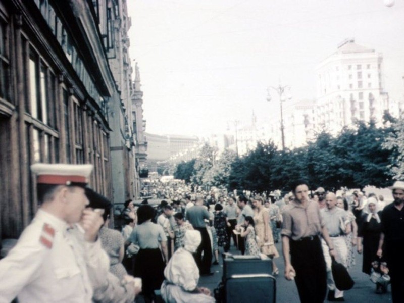 Багатолюдний, зелений і квітучий. Як виглядав центр Києва 64 роки тому (ФОТО)