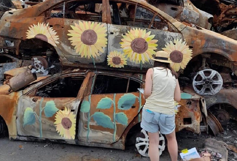 В Ірпені на знищених окупантами автівках розцвіли квіти сонця (ФОТО)