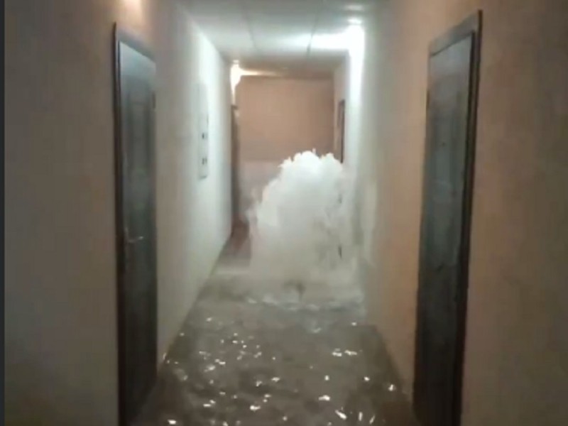 Негода в Ірпені: вулиці затоплені, в будинку вирує фонтан (ВІДЕО)