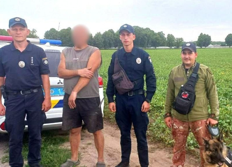 На Київщині поліцейські розшукали пенсіонера, який пішов до лісу по гриби та зник