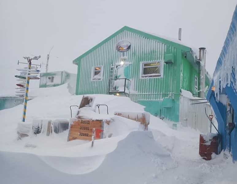 Станцію українських полярників засипає снігом, деякі замети сягнули п’яти метрів