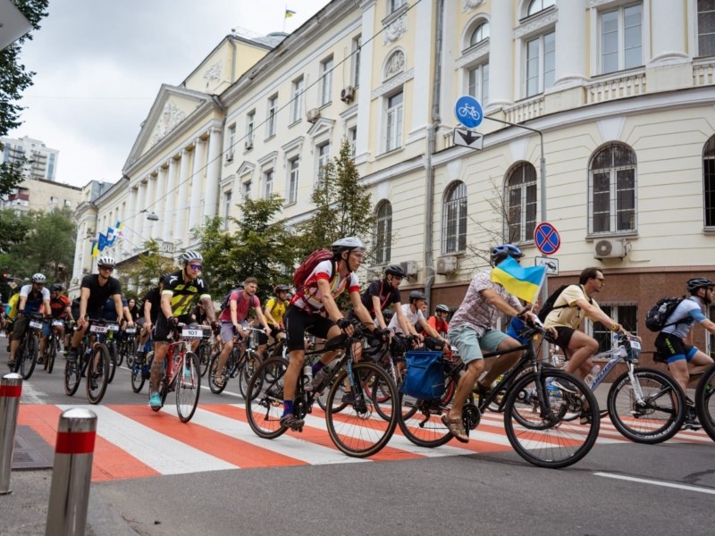 В Києві під час велопробігу зібрали 180 тисяч гривень для ЗСУ. Наймолодшому учаснику – 10 місяців
