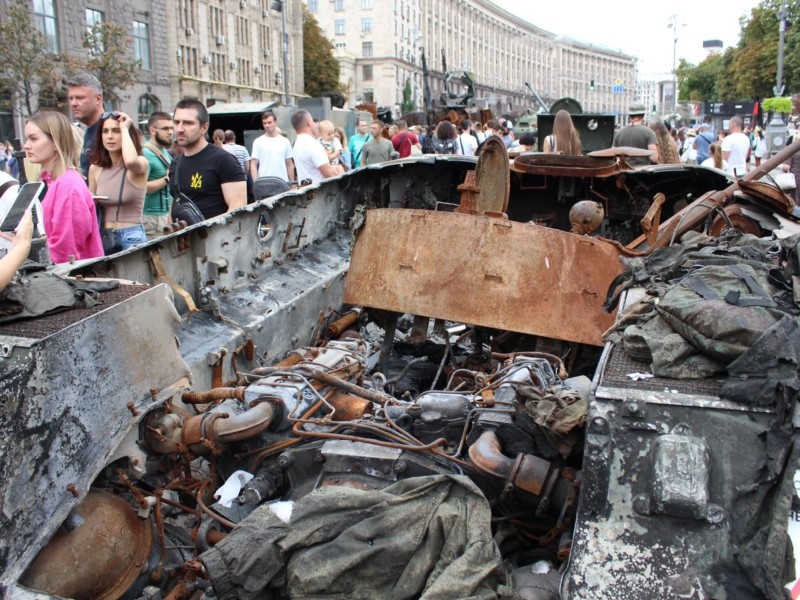 На Банковій з іронією відреагували на виставку знищеної техніки РФ в Києві