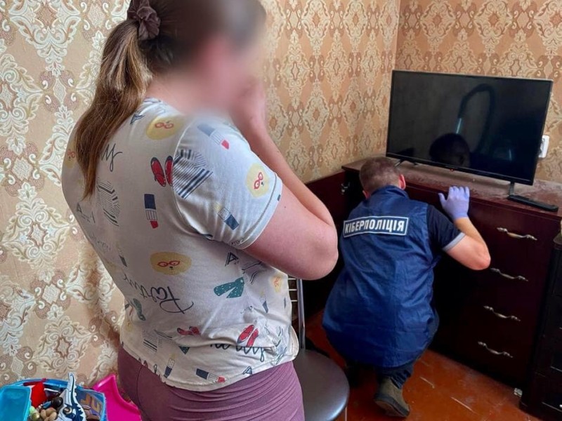 На Київщині викрили шахрайку-волонтерку, яка збирала кошти постраждалим у Харкові
