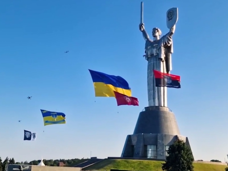 Бойові стяги легендарних бригад ЗСУ та найбільший український прапор пролетіли над Києвом