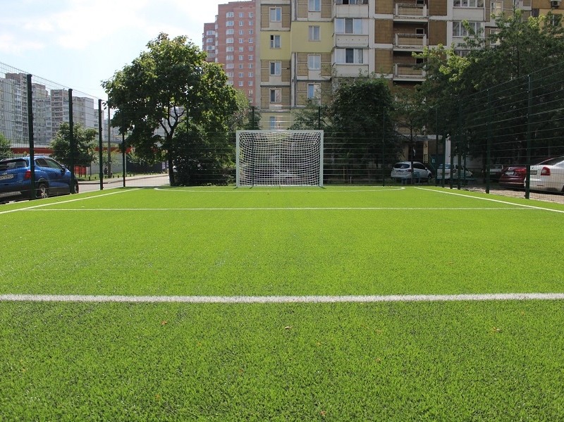 В Дарницькому районі відкрили нове футбольне поле. Багато років тут грали на бетоні