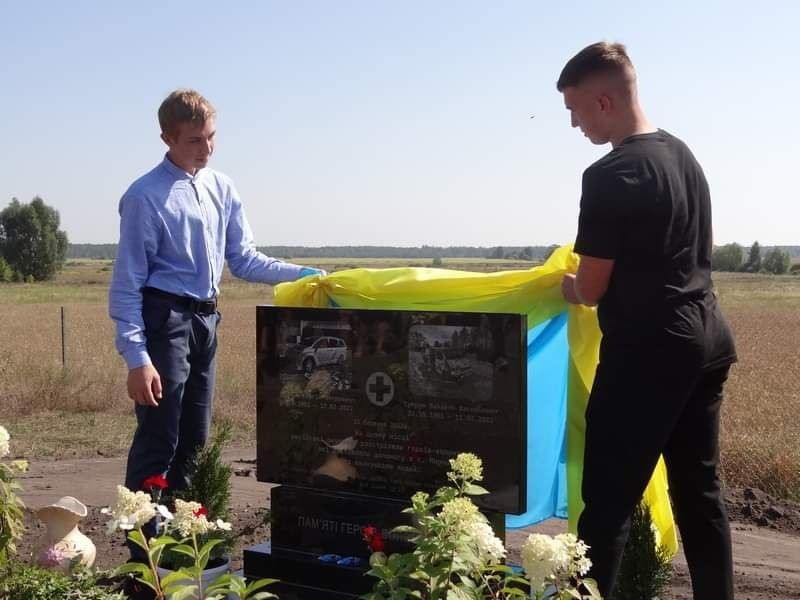 На Київщині відкрили пам’ятний знак на місці загибелі волонтерів із Рівного