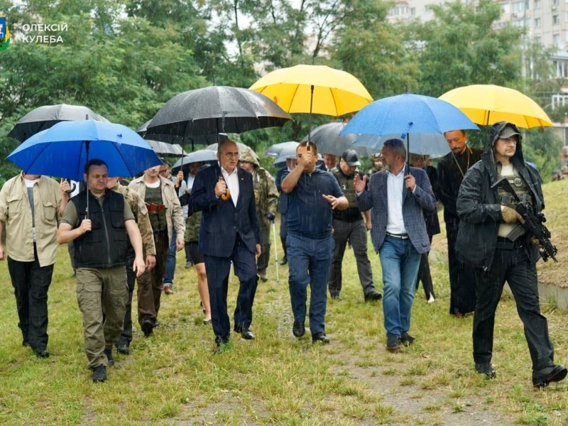 Голова МЗС Польщі відвідав Бучу: візит був дуже емоційним (ФОТО)