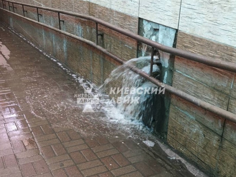 На станції метро “Теремки” прорвало трубу: вода заливає перехід (ВІДЕО)