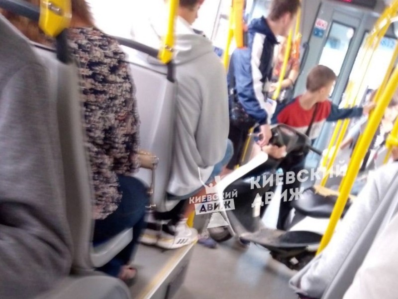 Економія на бензині: в київському автобусі їхав хлопець з мопедом (ФОТОФАКТ)