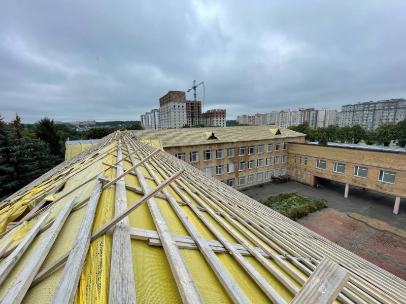 Відновлення зруйнованої Київщини: 13 освітнім закладам передадуть покрівельні матеріали