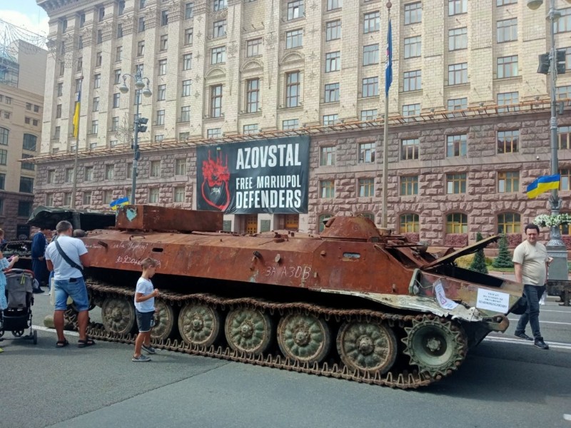 Матері та дружини “азовців” зустріли День прапора на Майдані