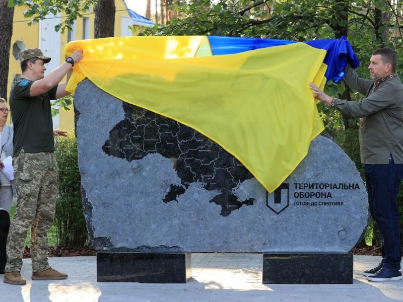 Під Києвом відкрили перший в Україні пам’ятний знак Силам Тероборони