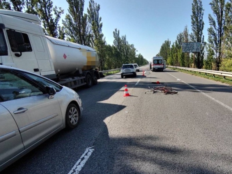 Дірка в лобовому склі: на трасі під Києвом мікроавтобус збив велосипедиста (ФОТО)