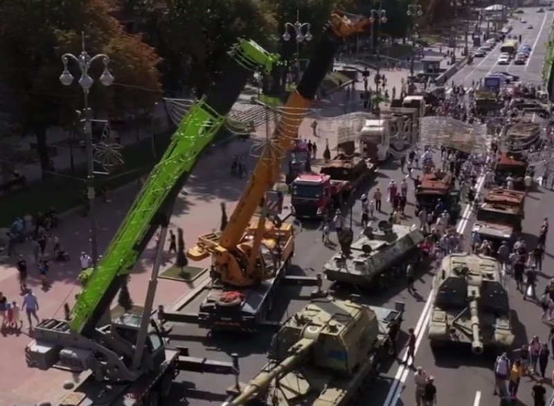 Зеленський показав “парад” російської техніки на Хрещатику