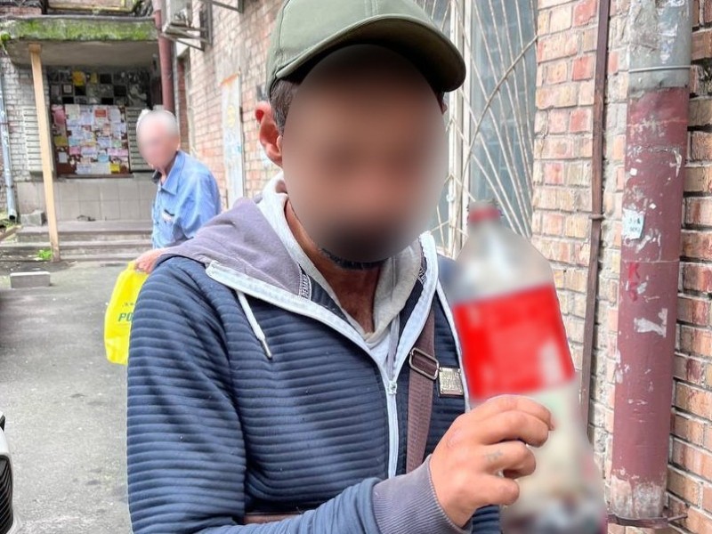 Чоловік переховувався від суду, але погорів на вживанні алкоголю в центрі Києва