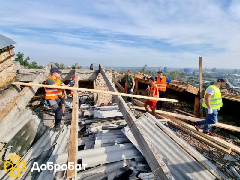 У передмісті волонтери відновлюють потрощені окупантами будинки та розбирають завали