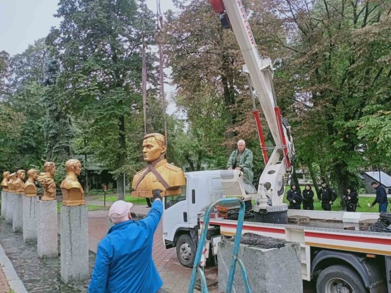 У Борисполі почали демонтаж погрудь радянських ідолів з Алеї героїв