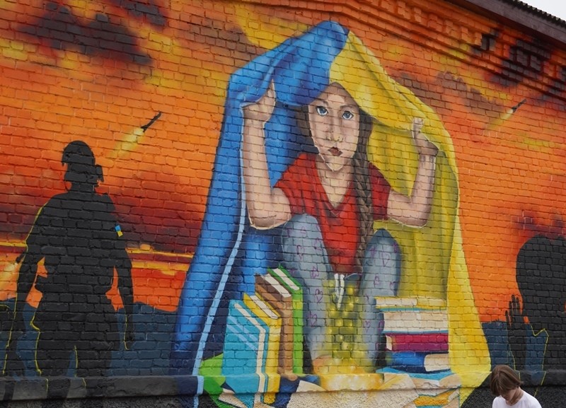 У Фастові з’явився новий мурал: війна і дівчинка з книжками під українським прапором