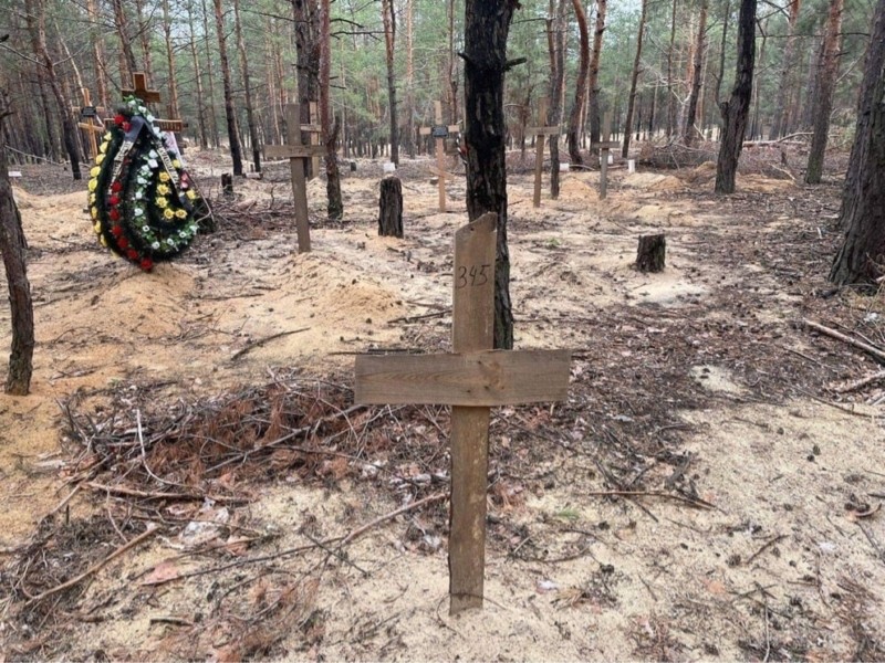 У звільненому Ізюмі виявили наймасовіше поховання жертв російських окупантів