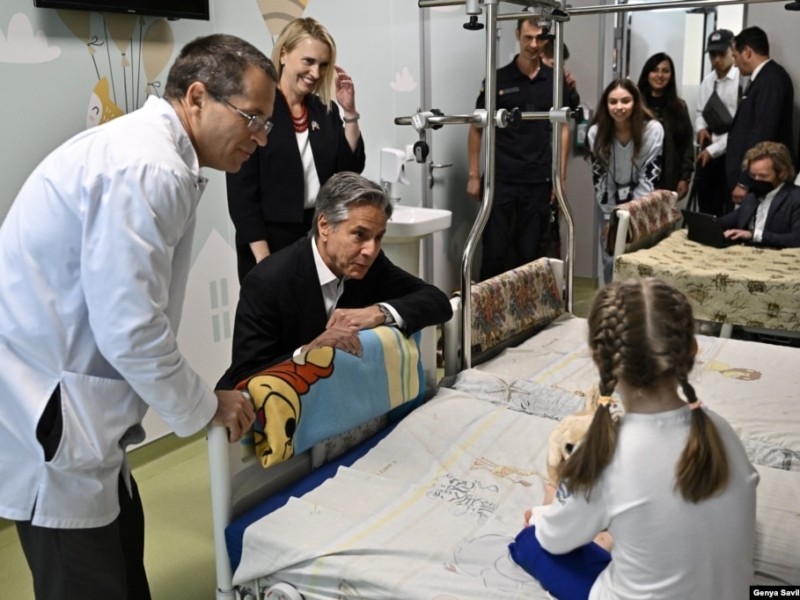 Держсекретар США Ентоні Блінкен відвідав дітей в «Охматдиті»