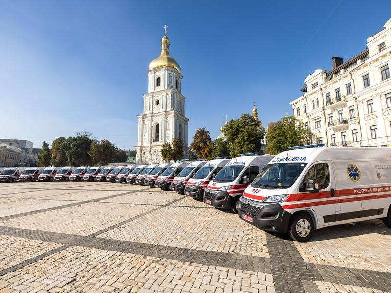 На Софійській площі засвітилися 18 новеньких автомобілів швидкої допомоги (ФОТОФАКТ)