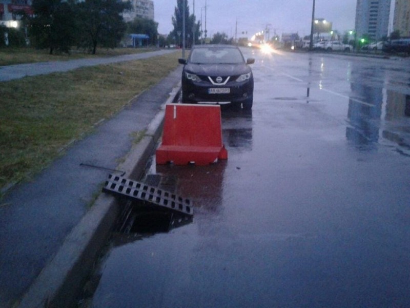 У Дарниці не хочуть підтоплень: дощ додав роботи комунальникам