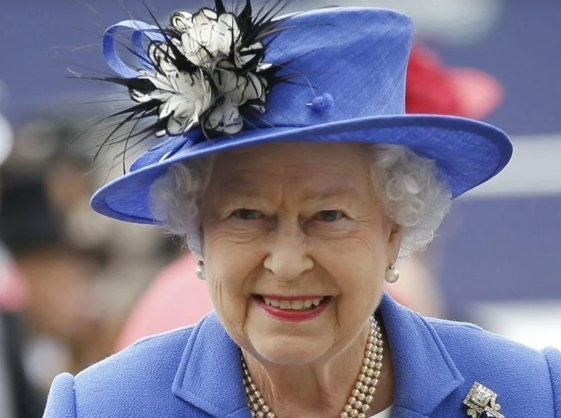Служила в армії, мала 30 коргі та не мала паспорту: цікаві факти про королеву Єлизавету II