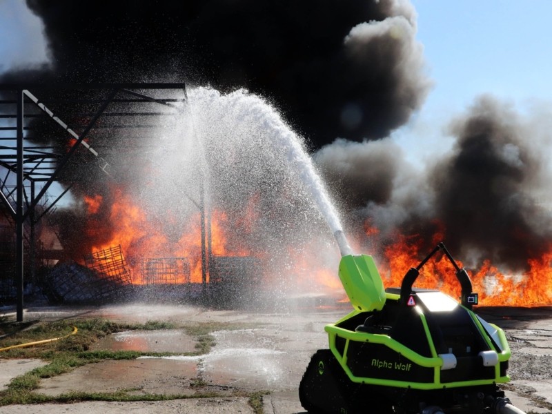 Маленький помічник: масштабну пожежу в Борисполі допомагав гасити тактичний робот (ФОТО)