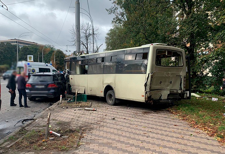 Внаслідок ДТП на Повітрофлотському проспекті постраждали 23 пасажири маршрутного таксі