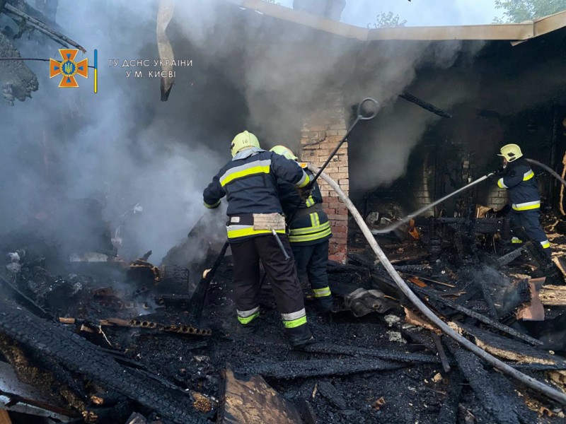 Суцільне згарище: в Дніпровському районі горів приватний будинок (ФОТО)