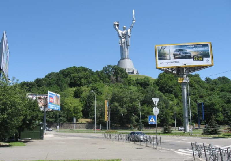 Площу та бульвар в Києві пропонують перейменувати на честь королеви Єлизавети ІІ