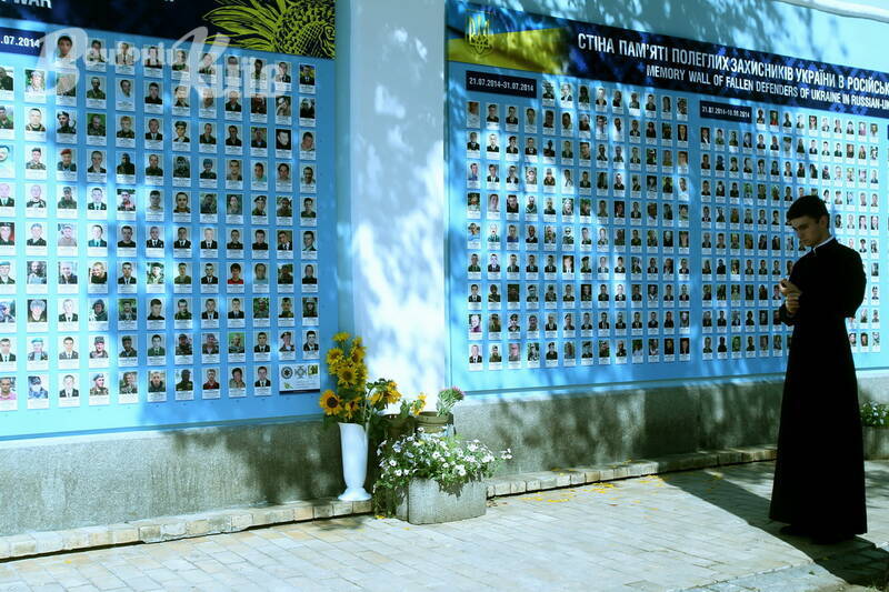 На Стіні Пам’яті люди самотужки зможуть прикріплювати фото загиблих на війні з окупантами