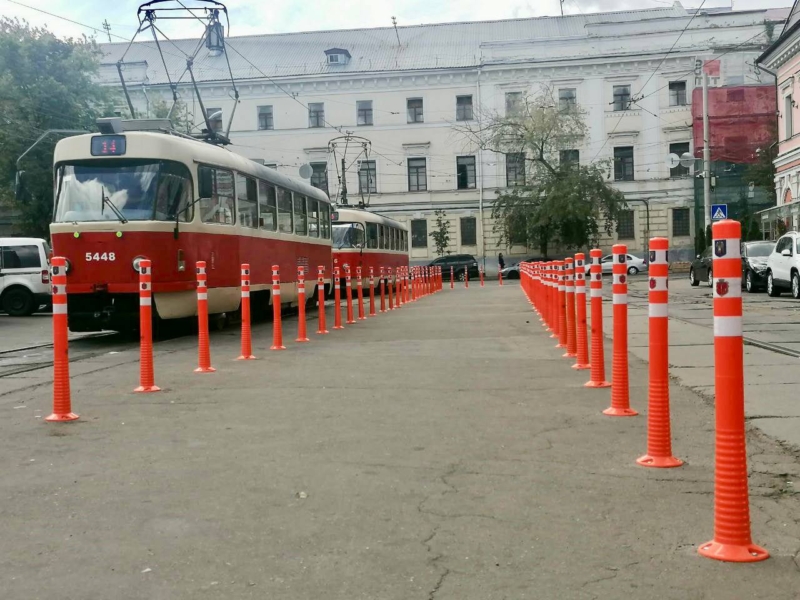 На Подолі тепер не буде стихійної парковки біля зупинки трамваїв (ФОТОФАКТ)