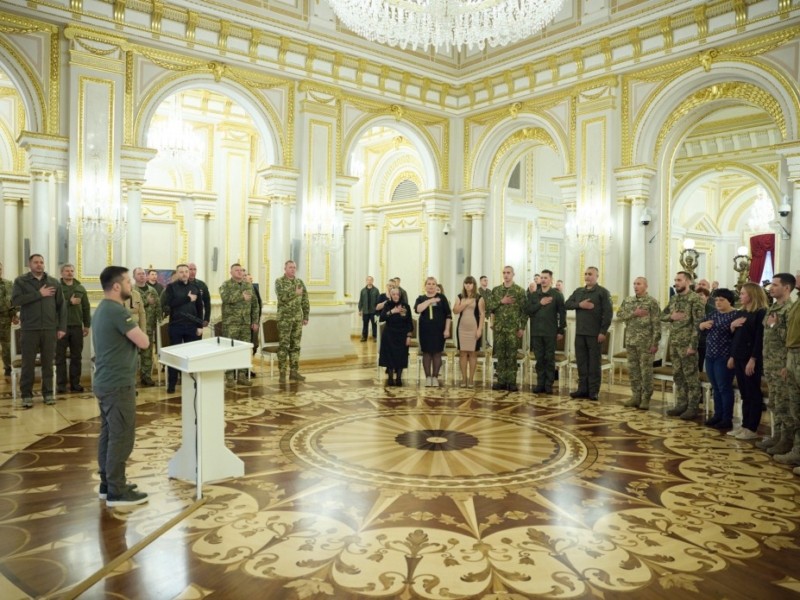 В Маріїнському палаці Героям України та родинам загиблих захисників вручили ордени. За що давали “Золоту зірку” (ФОТО)