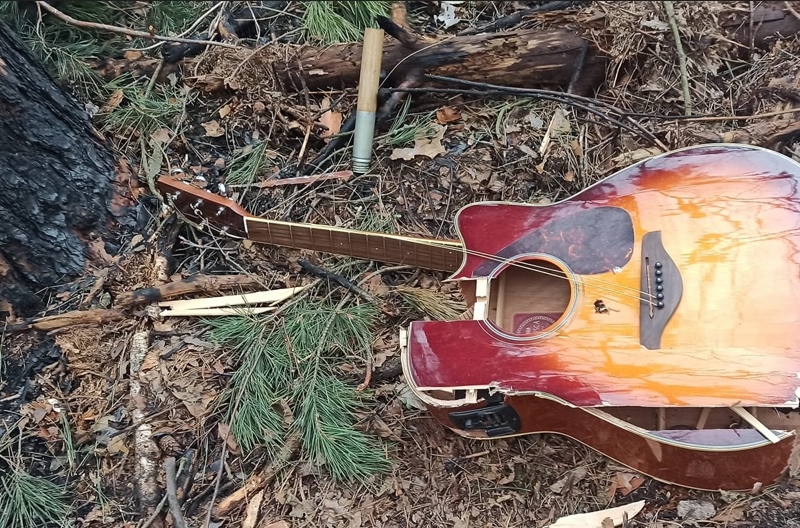 На Київщині знайшли розбиту окупантами колекційну гітару. Як виглядає інструмент після реставрації
