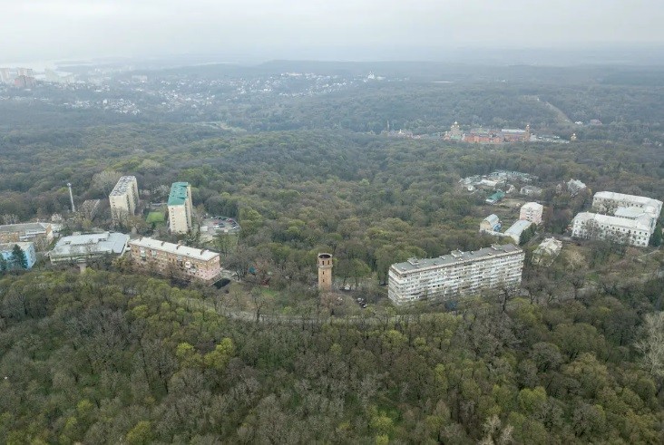 Забудовник встановлює паркан в серці Голосіївського парку. Хоче звести дві 24-поверхівки