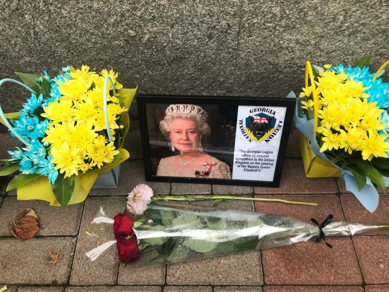 Тиждень від дня смерті Королеви Єлизавети ІІ: кияни досі несуть квіти до посольства (ФОТО)