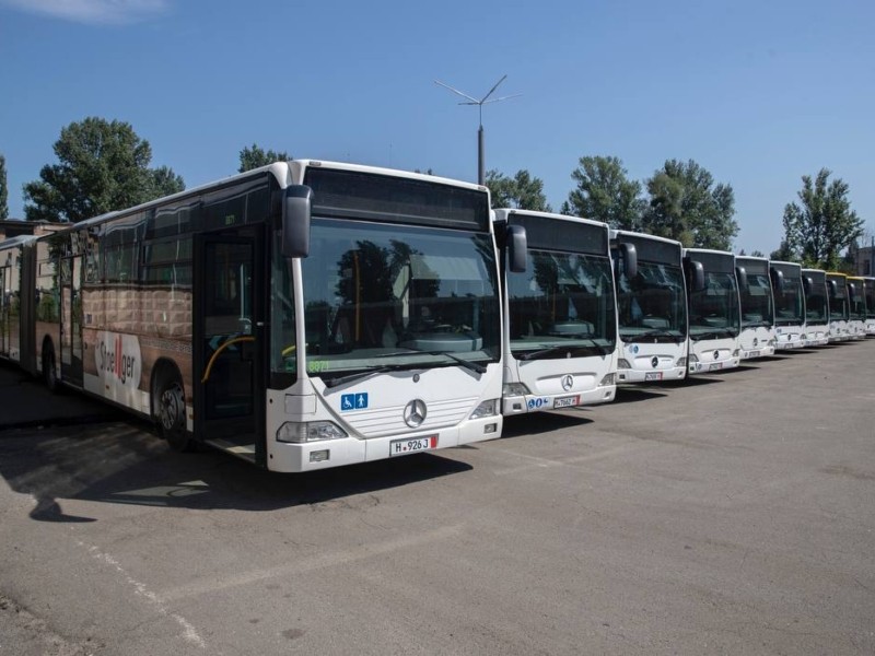 В Києві запровадили два нових маршрути: на них курсуватимуть автобуси Mercedes з Європи