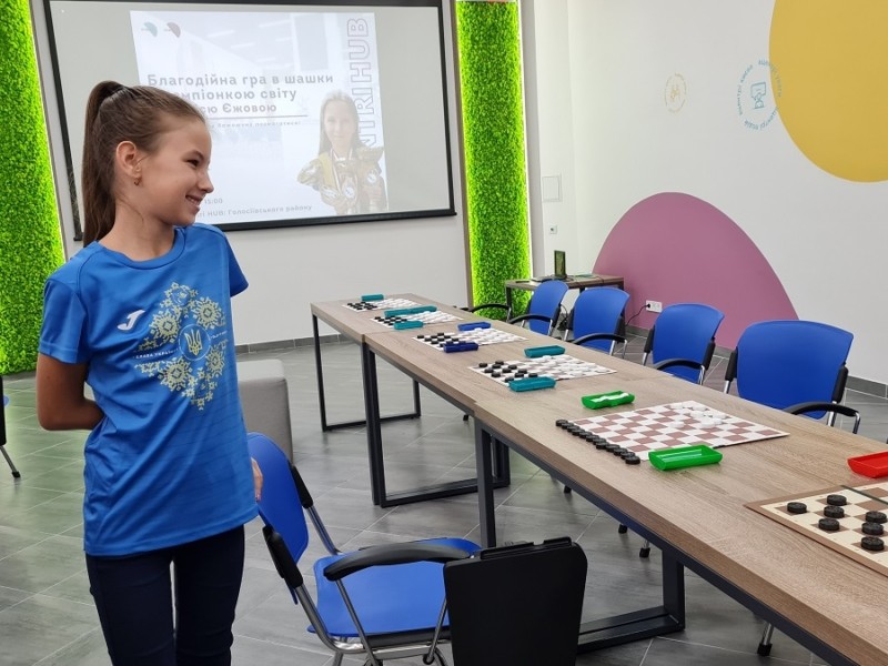 11-річна чемпіонка світу знову зібрала гроші для ЗСУ на турнірі з шашок в Києві