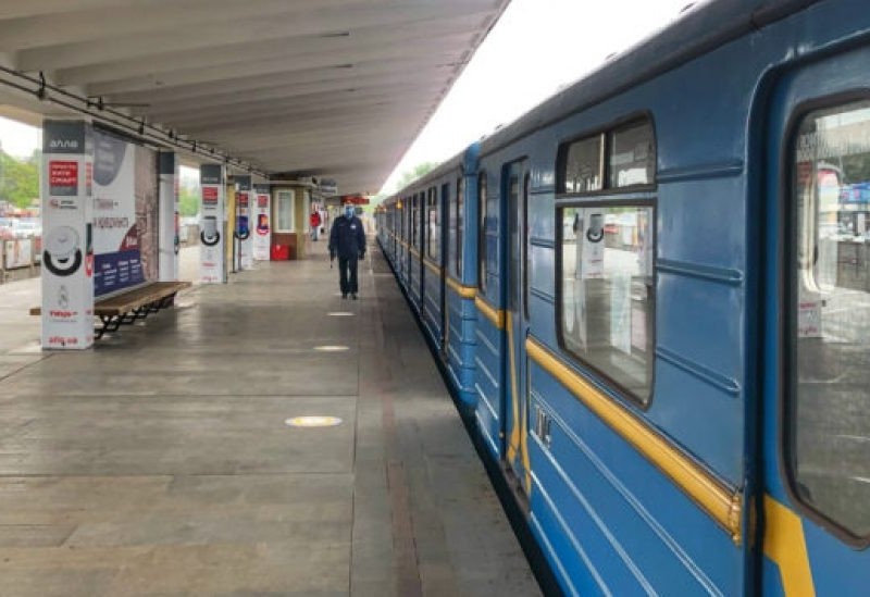 На станції метро “Дарниця” помер пасажир