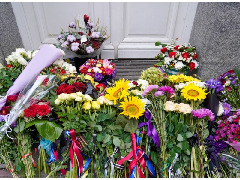 Кияни несуть квіти до Британської амбасади та пишуть записки з подяками королеві Єлизаветі