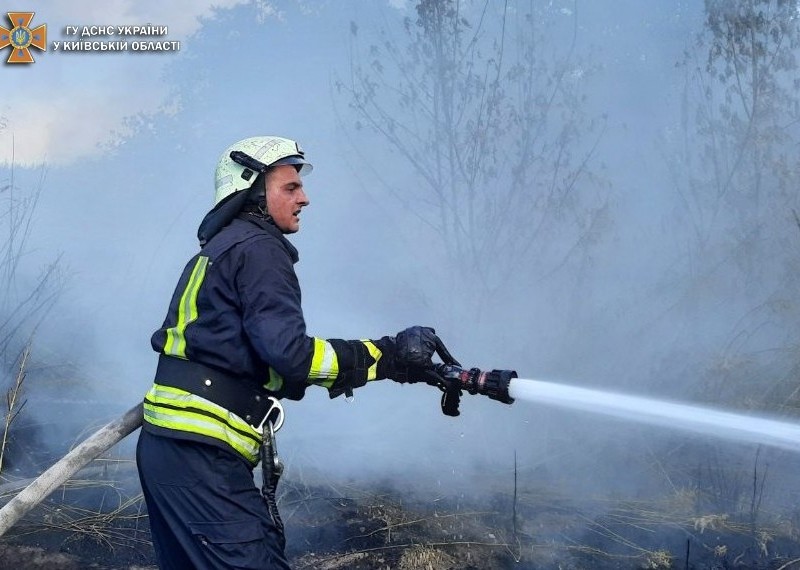 Під Києвом загасили ще п’ять осередків торф’яних пожеж