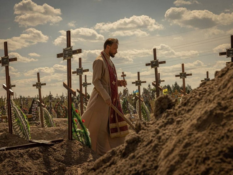 У Бучі завершили поховання незабраних тіл жителів, вбитих окупантами