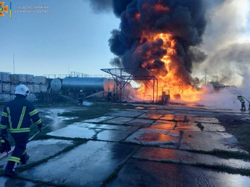 В Борисполі стався вибух і масштабна пожежа поблизу залізничного вокзалу (ФОТО)